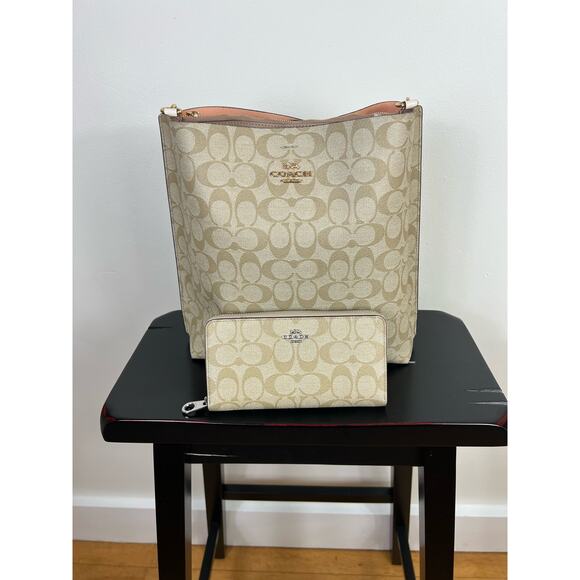 Coach Beige and light tan Shoulder Bag with matching wallet - Picture 1 of 16